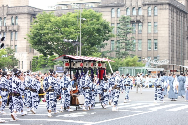 4105-河原町通御池通交差点　大船鉾巡行.jpg